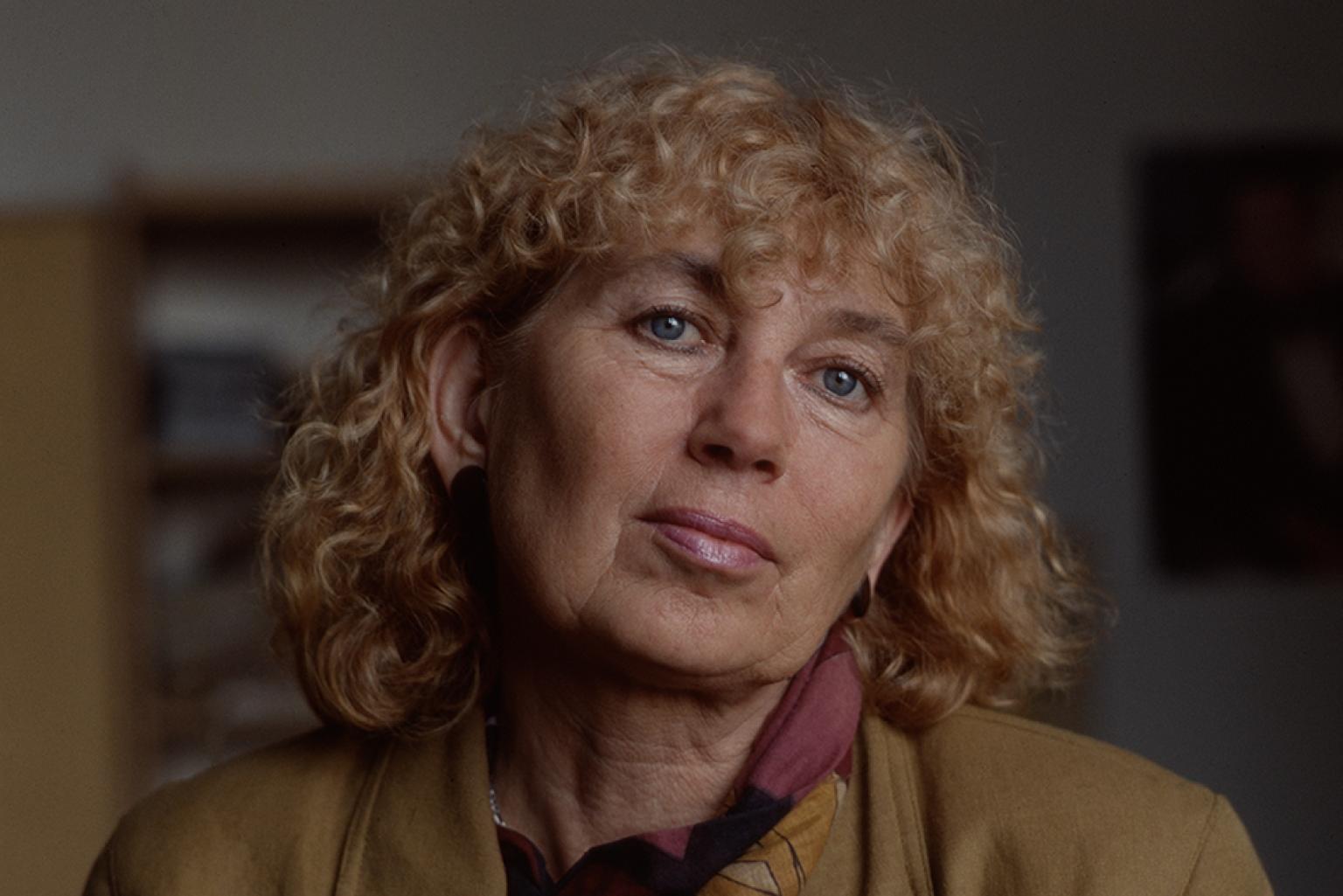 Portrait von Christiane Mückenberger mit ernstem Blick in die Kamera